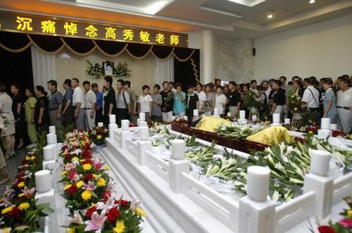 追思会流程？单位上人死开追悼会程序-图2