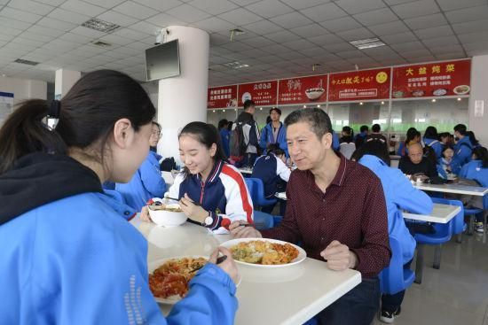 高考中午学校管饭吗？劳动法规定单位中午要管饭吗-图2