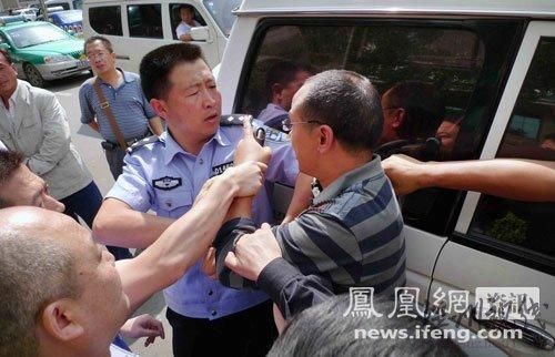 在别人单位无故闹事者警察局如何处理？（到别人单位打架）-图1